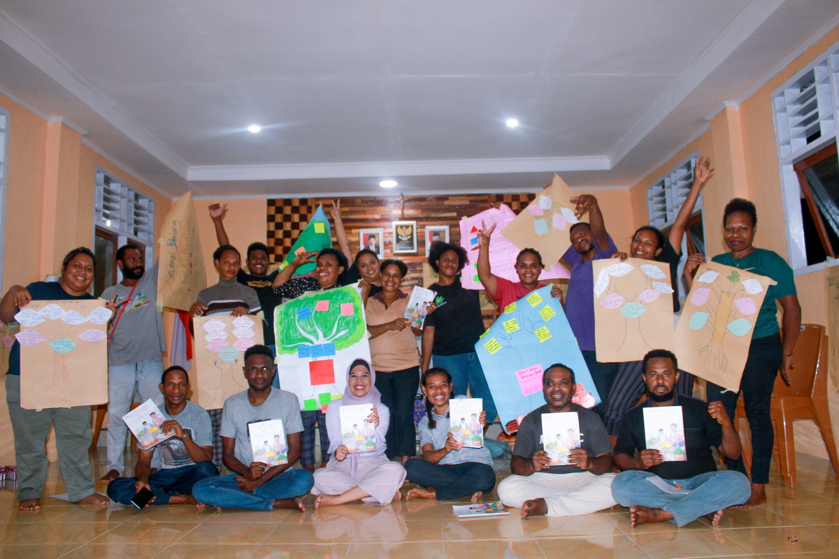 Pelatihan Fasilitator Penelitian Aksi Partisipatif “Mama Menjaga Tungku Api”